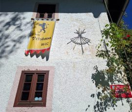 Dom Pristava je bil zgrajen 1647, nekoč je bil namenjen nadzornikom rudarske proizvodnje in transporta železove rude, ki so jo kopali na bližnjih pobočjih, kasneje je bil tudi ena od rezidenc botanika Karla Zoisa, ki je v njeni okolici zasadil botanični park ter uredil okrasna akumulacijska jezerca.