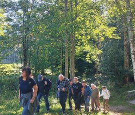 Dom Pristava je bil zgrajen 1647, nekoč je bil namenjen nadzornikom rudarske proizvodnje in transporta železove rude, ki so jo kopali na bližnjih pobočjih, kasneje je bil tudi ena od rezidenc botanika Karla Zoisa, ki je v njeni okolici zasadil botanični park ter uredil okrasna akumulacijska jezerca. Foto: Irena Marušič
