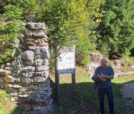 Ob CŠOD domu Trilobit, nam je vodja doma Tomaž Petek predstavil geološke značilnosti Karavank. Kamnine, ki so bile najdene v okolici doma so sestavili v zid, ki predstavlja vse geološke dobe zemlje. To učilo je del Naravoslovne in rudarske učne poti v Javorniškem Rovtu, obiskovalce popelje po naravni in kulturni dediščini kraja. Foto: Anja Tomažič