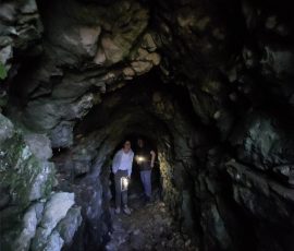 Na pobočju nad CŠOD Trilobit je kot 4. postaja Naravoslovne in rudarske učne poti predstavljen izkopan vhod v rudnik manganove rude – prehodnih je nekaj metrov rova. Manganova ruda se je dodajala v plavžu k železovi rudi, saj je omogočala lažje ločevanje žlindre in železa. Foto: Irena Marušič
